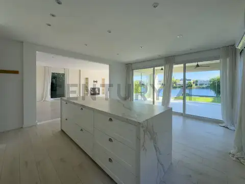 Casa al agua en Los Lagos, Nordelta | 3 suites, muelle y diseño