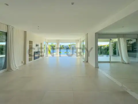 Casa en Venta con 4 cocheras