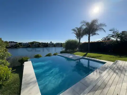 Casa al agua en Los Lagos, Nordelta | 3 suites, muelle y diseño