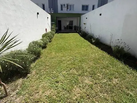 Exc duplex Vta 2 dorm gal/asad/jardin frente UCASAL