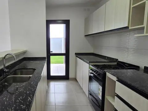Casa en Alquiler con 2 cocheras