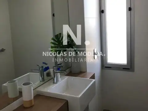 Edificio en Malvín, Apartamento de 3 dormitorios Con Renta en piso alto