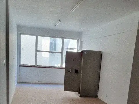 Excelente OFICINA de 125 mts al Contrafrente. Doble Entrada. Baño y Office. IMPECABLE!