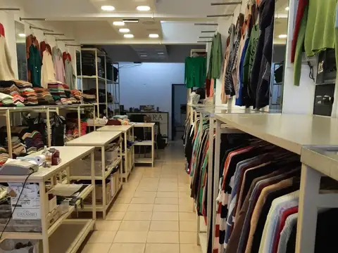 Local con depósito en zona comercial de Flores