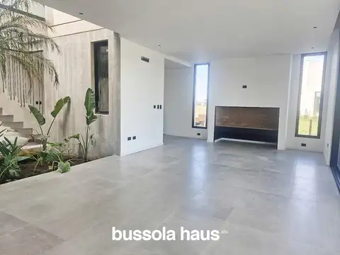 Casa en venta 4 dormitorios al lago en Costas Puertos del Lago