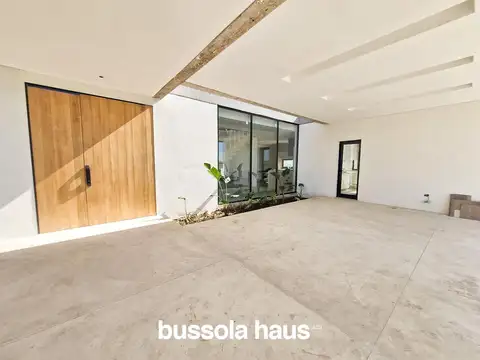 Casa 5 ambientes con 4 baños