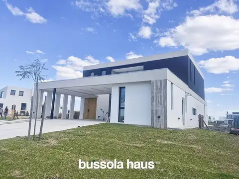 Casa en venta 4 dormitorios al lago en Costas Puertos del Lago