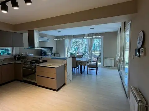 Casa 6 ambientes con 3 baños