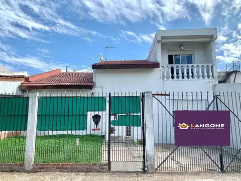 Casa de 3 dormitorios con patio y cochera en venta en Juan Manuel Gutierrez sobre Calle 455 [Cod: ]