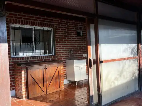 Casa 4 ambientes con 2 baños