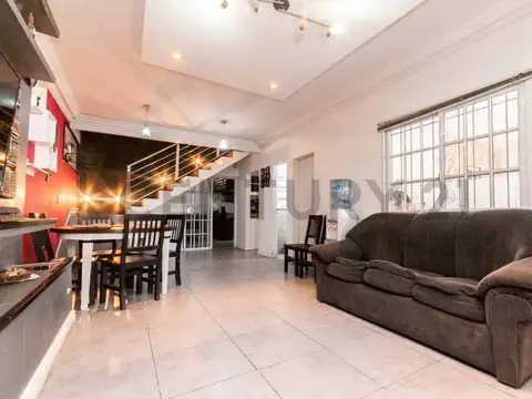 Casa 4 ambientes con 2 baños