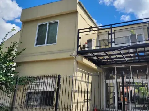 VENTA casa con 2 departamentos  de 3amb C/U individuales