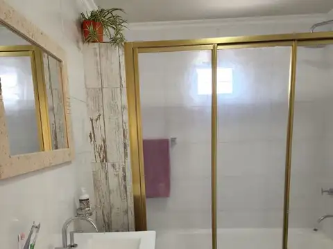 Casa 6 ambientes con 2 baños