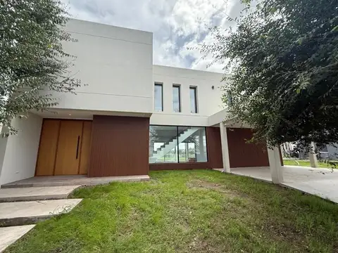 Casa en venta a la laguna en Canning Barrio San Lucas