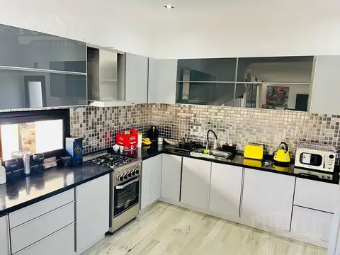 Casa en Alquiler con 2 cocheras