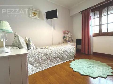 Chalet en venta. Zona Parque Luro. 3 dormitorios. Garage doble. Jardin con parrilla