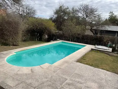VENTA CASA CON PILETA VILLA LOS AROMOS 
