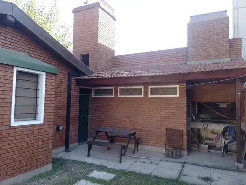 Casa 4 ambientes con 2 baños