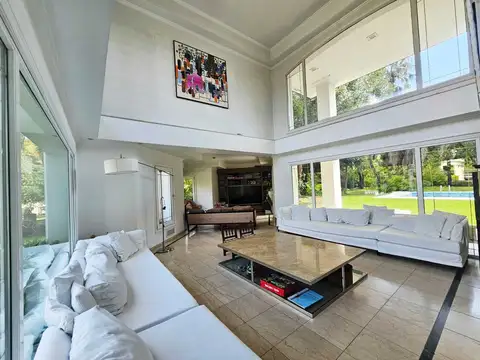 Casa 7 ambientes con 5 baños