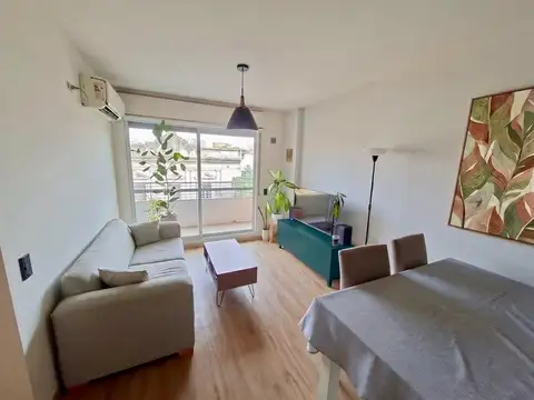 VENTA -Departamento de 2 dormitorios con cochera y balcón. Echesortu, Rosario.