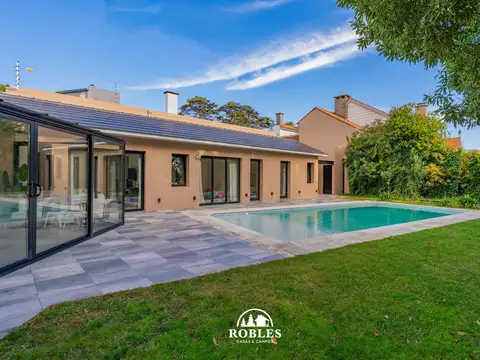 Casa en excelente esquina del barrio Los Troncos.