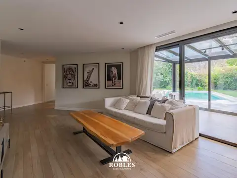 Casa en Venta con 3 cocheras