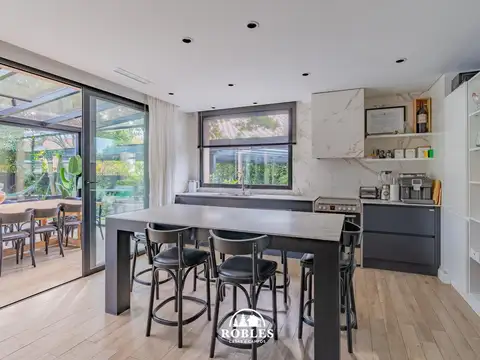 Casa en excelente esquina del barrio Los Troncos.