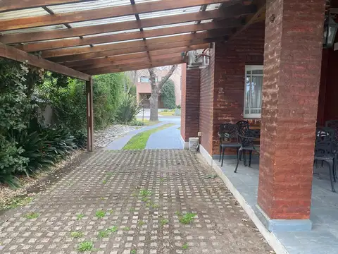 Casa en Alquiler con 2 cocheras