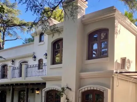 Venta casa 6 ambientes barrio El Barranco Parrilla Master suite Jardín