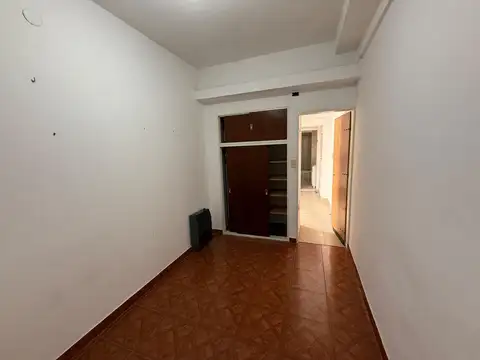 Depto Tipo Casa en Alquiler en Lomas del Mirador, $ 900.000