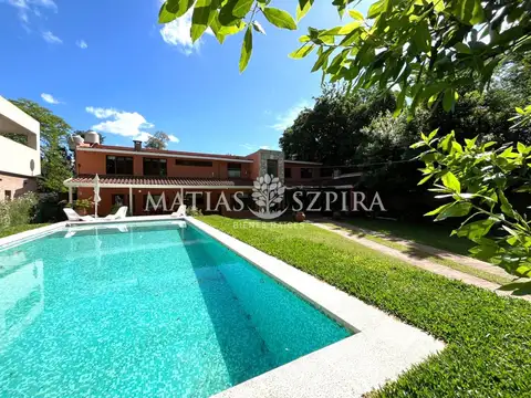 VENTA CASA 5 AMBIENTES CON PILETA Y PARQUE