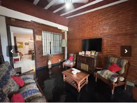 Casa 8 ambientes con 2 baños