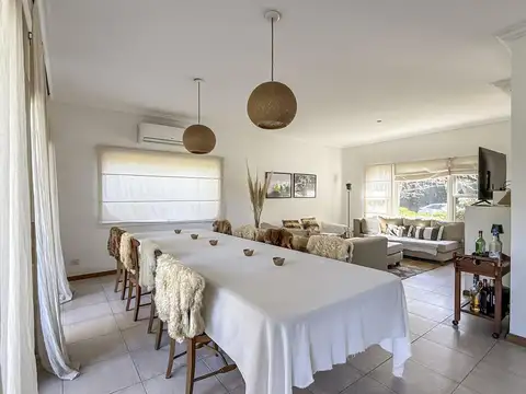 Casa 6 ambientes con 2 baños
