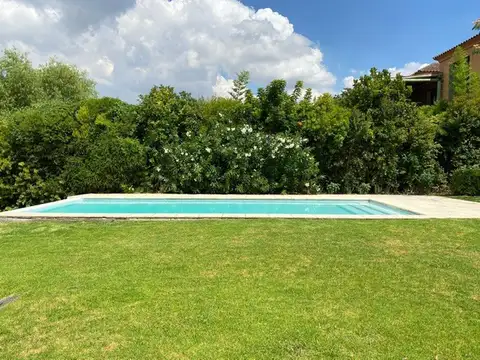 Casa en Alquiler con 2 cocheras