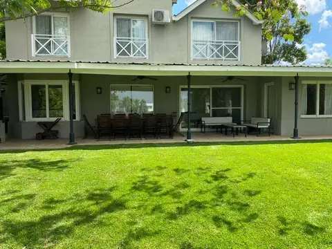 Casa 8 ambientes con 3 baños