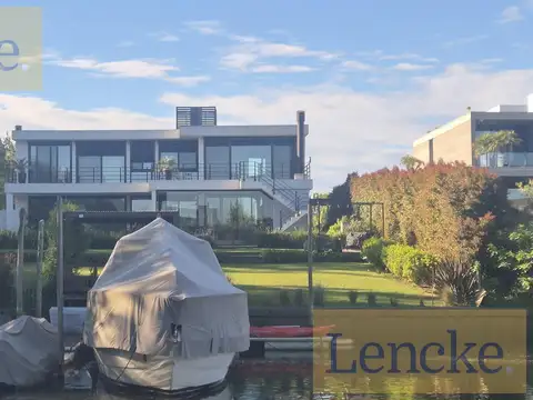 Casa 6 ambientes con 5 baños