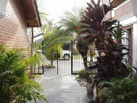 Casa 5 ambientes con 4 baños