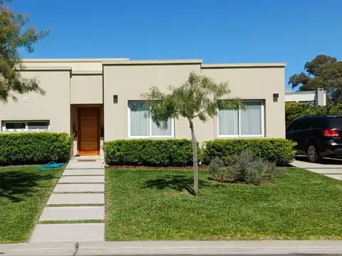 VENTA CASA CON PILETA — BARRIO PRIVADO SANTA ELENA