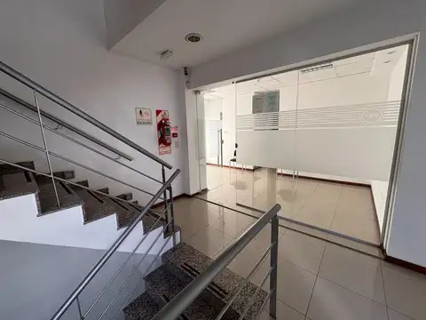 Edificio de oficinas ideal Instituciones. En Pichincha