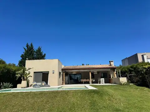 Casa 4 ambientes con 3 baños
