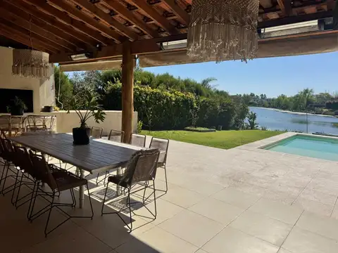 Casa en Alquiler con 2 cocheras