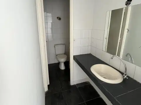 Alquiler. Oficina. 3 Ambientes. Perón y Montevideo.