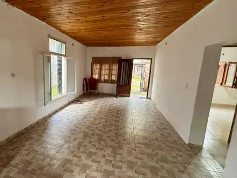 VENTA CASA A METROS DEL RIO - COCHERA EN G. BAIGORRIA