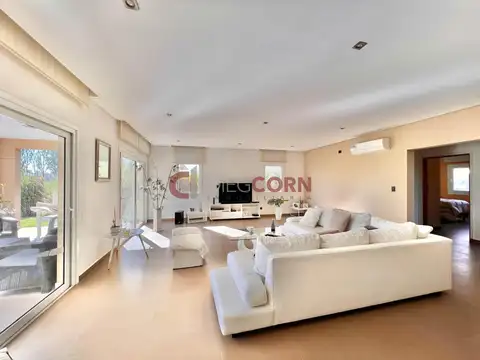 Casa en Venta con 8 cocheras