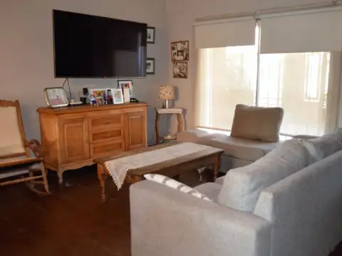 Casa en Alquiler con 2 cocheras