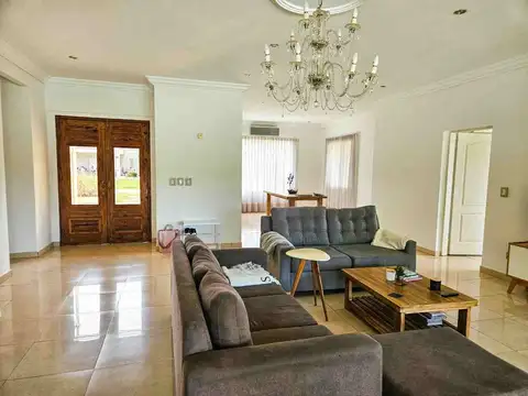 Casa 5 ambientes venta Campo Daromy