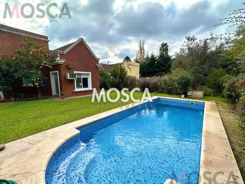 Casa con piscina en venta barrio privado El Resuello