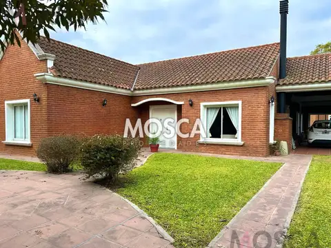 Casa con piscina en venta barrio privado El Resuello