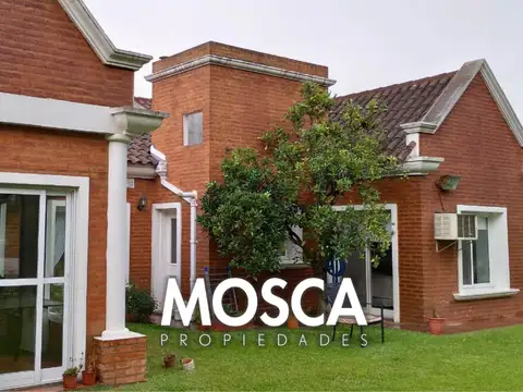 Casa con piscina en venta barrio privado El Resuello