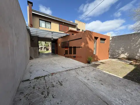 Casa en Venta con 2 cocheras